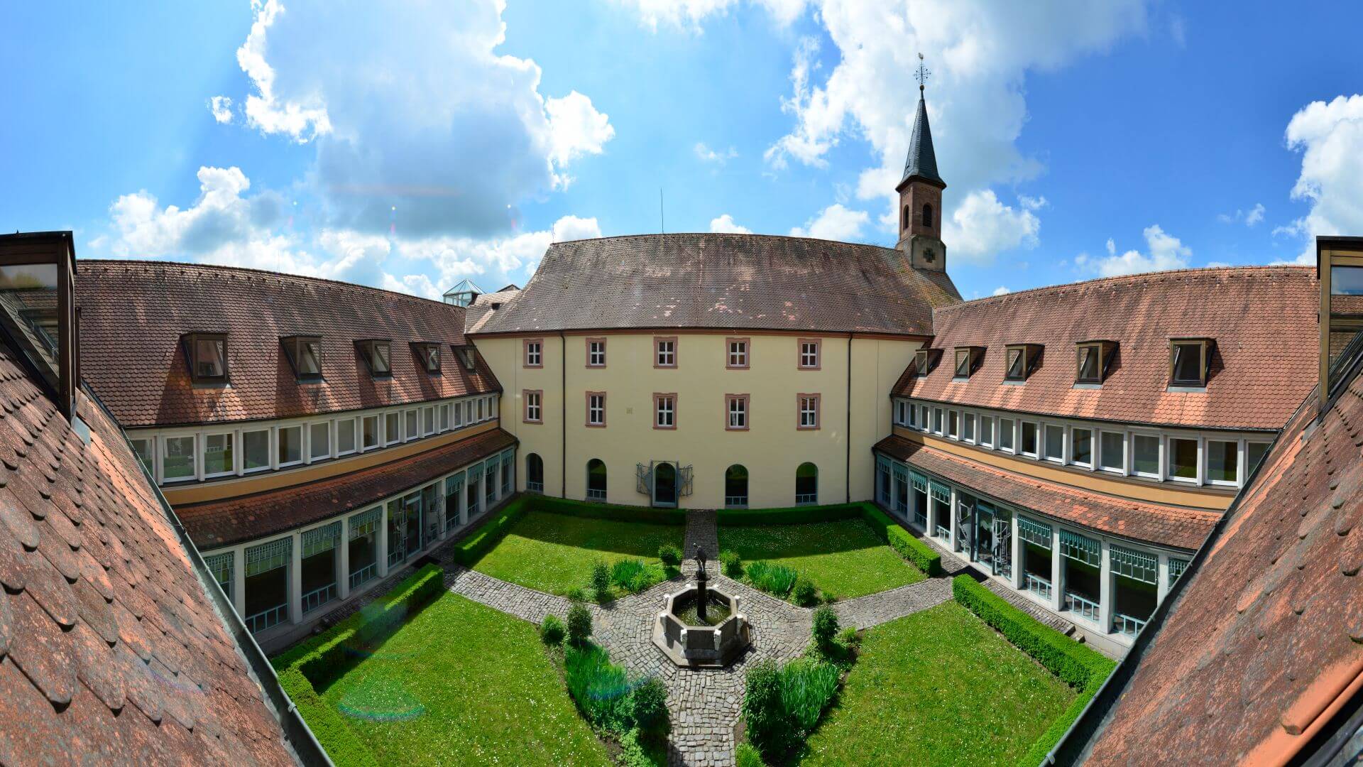 _DSC3609 Panorama Innenhof Hotel bei Aschaffenburg