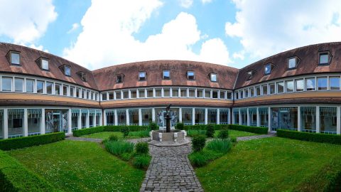Innenhof Kreuzgang Schmerlenbach Tagungszentrum