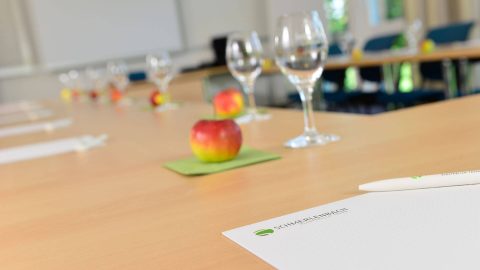Tagung Tagungsraum Block und Kugelschreiber