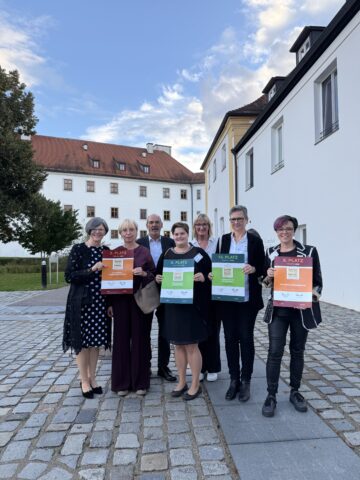 Gruppenbild mit allen beteiligten Personen bei Preisverleihung